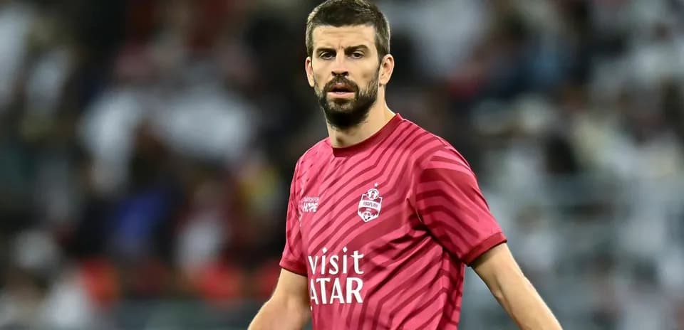 Futbolchi maydonda qizil formada turibdi