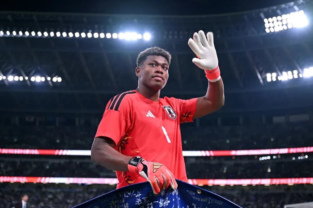 Goalkeeper waving before the match in stadium