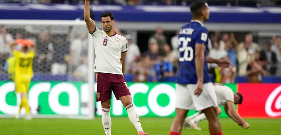 Ispaniya futbolchisi raqibga qarshi g'alaba nishoni