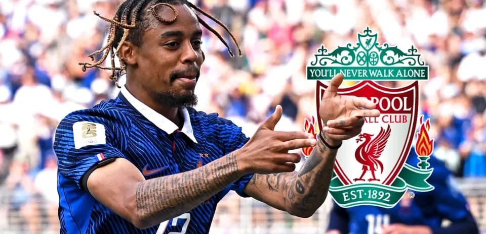 Futbolchi Liverpool logosi oldida qo'l harakatlari qilmoqda