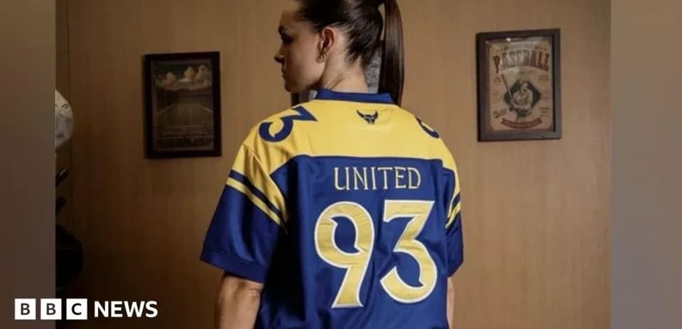 Ayollar futbol jamoasi formasini kiygan kishi