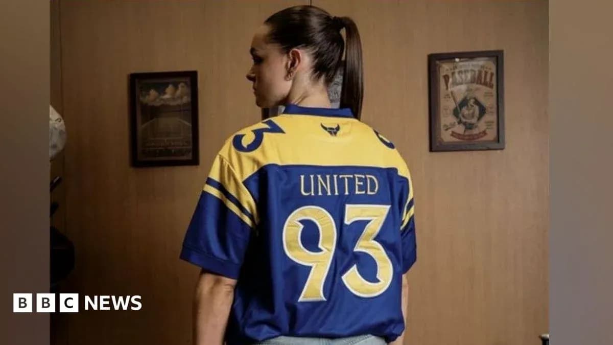 Ayollar futbol jamoasi formasini kiygan kishi
