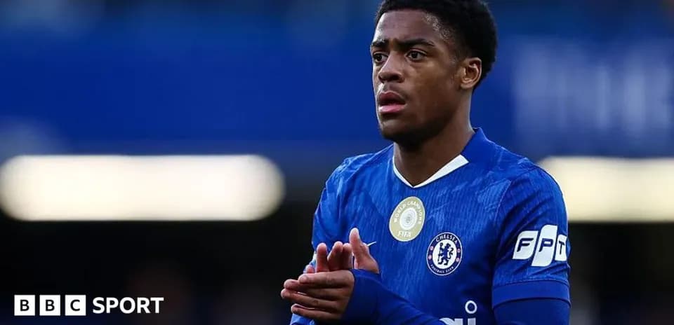 Futbolchi Chelsea formasida, qo'llarini birlashtirgan