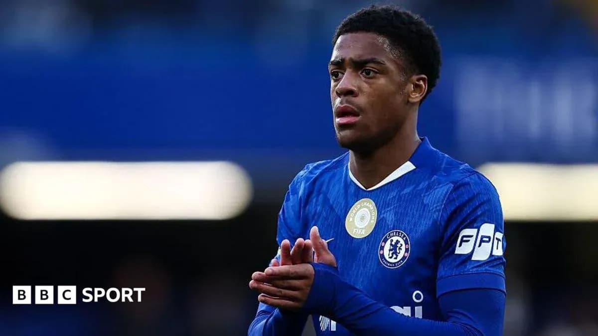 Futbolchi Chelsea formasida, qo'llarini birlashtirgan