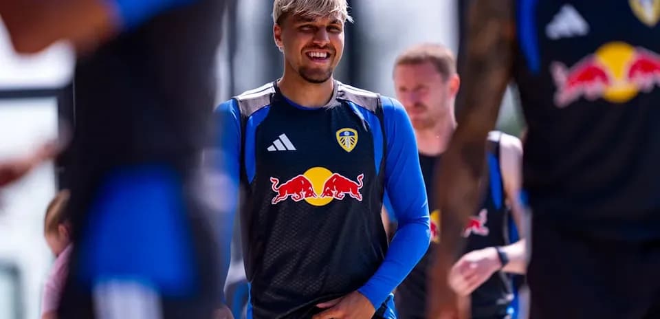 Futbolchi Leeds United treningda kulgili holatda