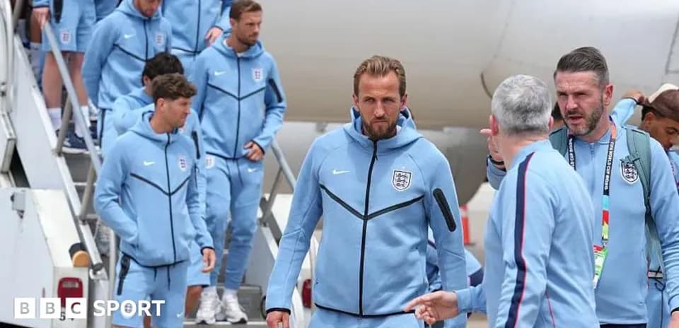 Angliya futbol jamoasi samolyotdan tushmoqda