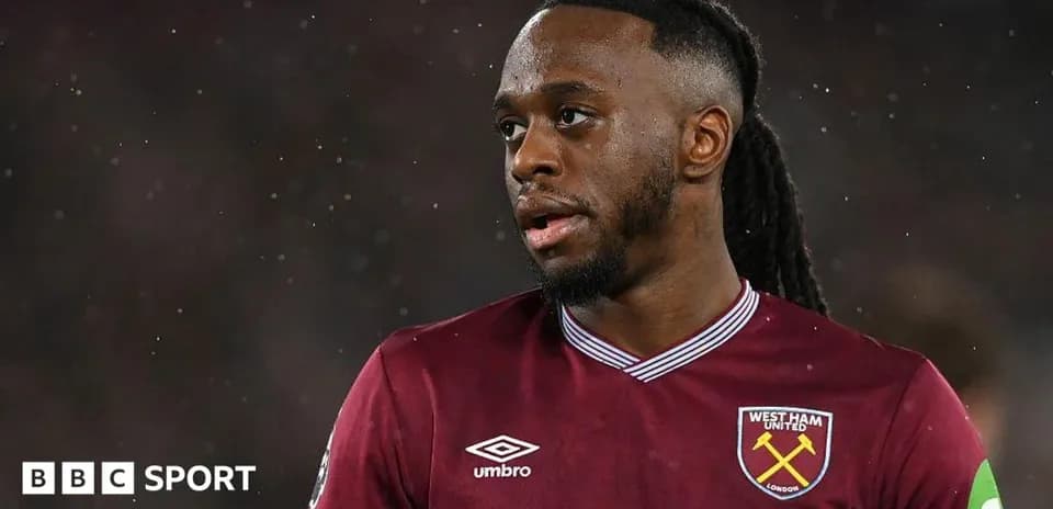 Futbolchi West Ham United formasida o'yin paytida