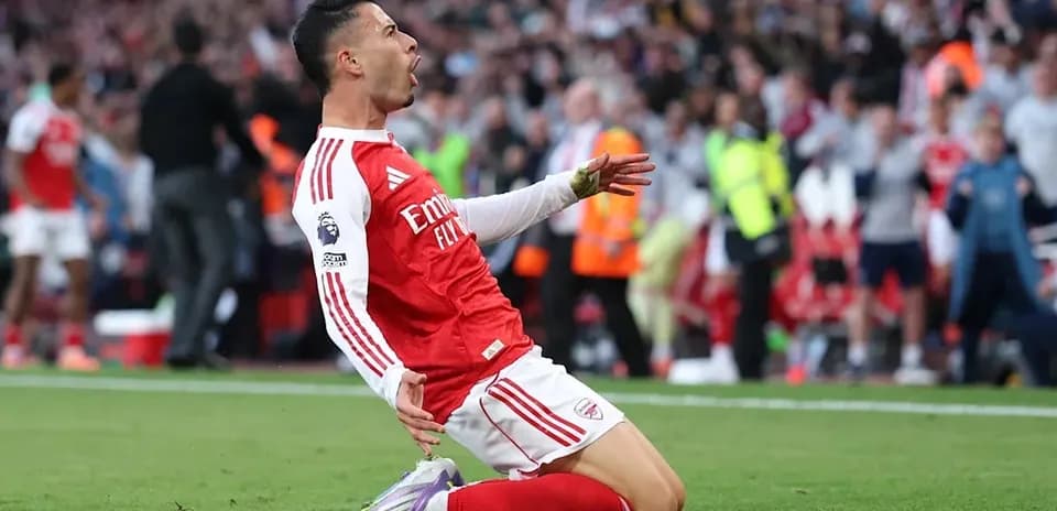 Futbolchi gol urib, maydonda to'plab tushmoqda