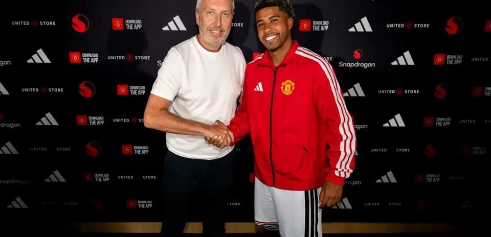 Ikkita shaxs qo'l berishmoqda, Manchester United formasi kiygan