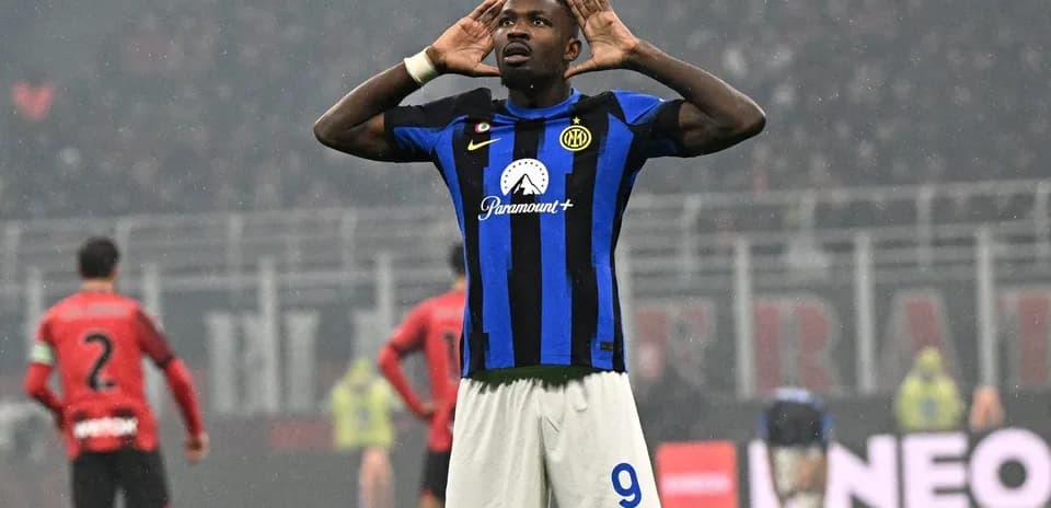 Futbolchi gol urganidan keyin raqiblarni chalmoqda