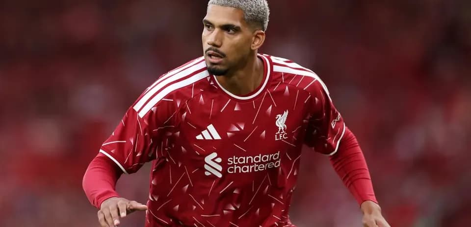 Futbolchi LFC formasida maydonda harakatda