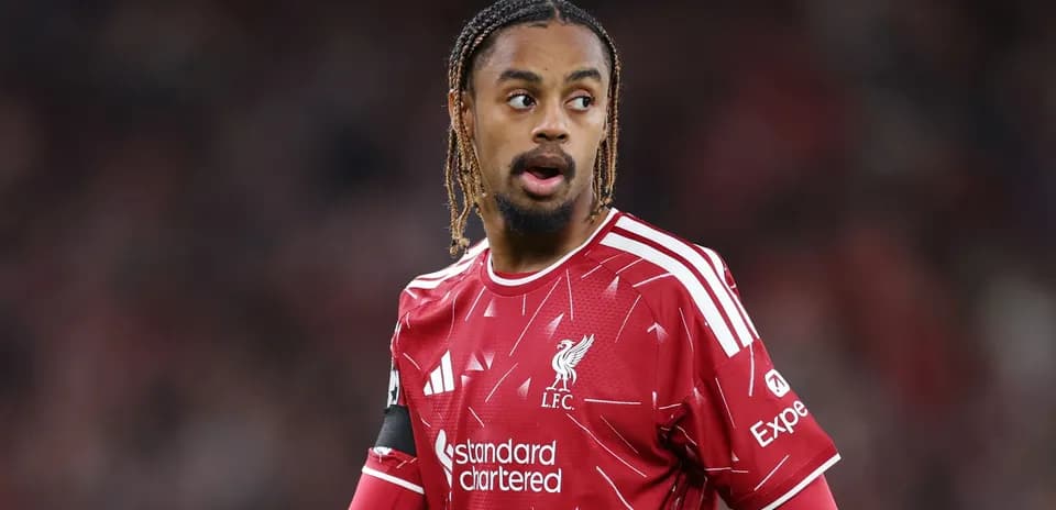 Futbolchi maydonda Liverpool formasi bilan