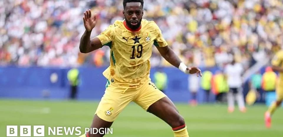 O'yinchi harakatda, futbol maydonida to'pni qidiryapti