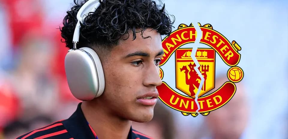 O'yinchi eshitish quloqchinlari bilan, Manchester United logosi