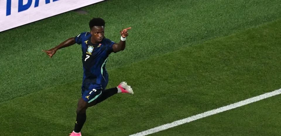Futbolchi gol urishidan keyin nishonlayapti