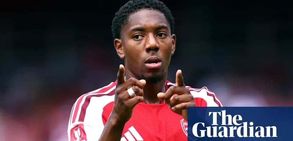 Futbolchi maydonda ko'rsatma berayotgan payt