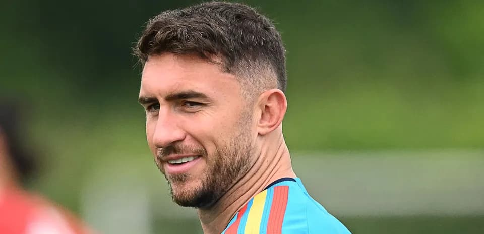 Futbolchi mashg'ulotda, kulgan holda