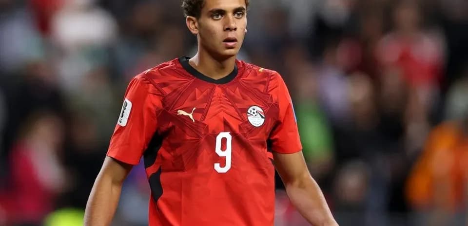 Futbolchi raqami 9 bilan maydonda yurmoqda