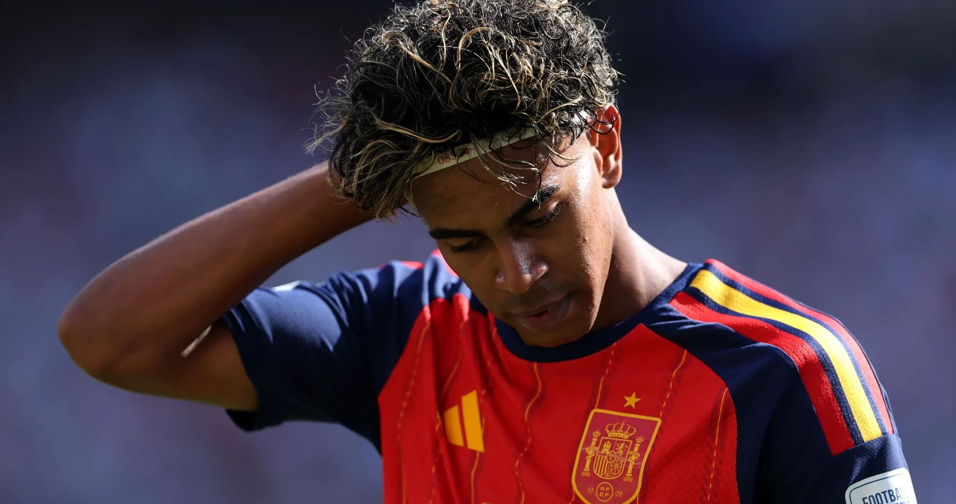 Futbolchi Ispaniya formasida o'yin davomida