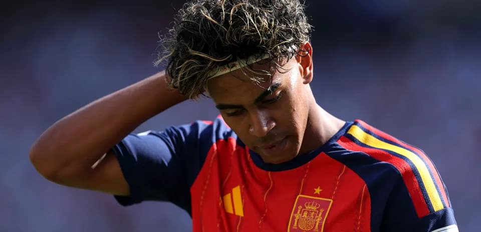 Futbolchi Ispaniya formasida o'yin davomida