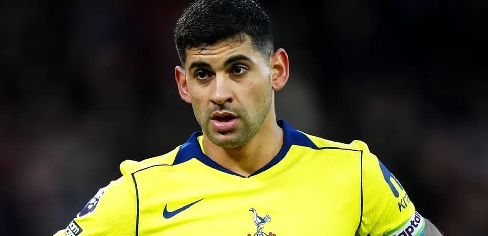 Futbolchi o'yin paytida jamoa formasida