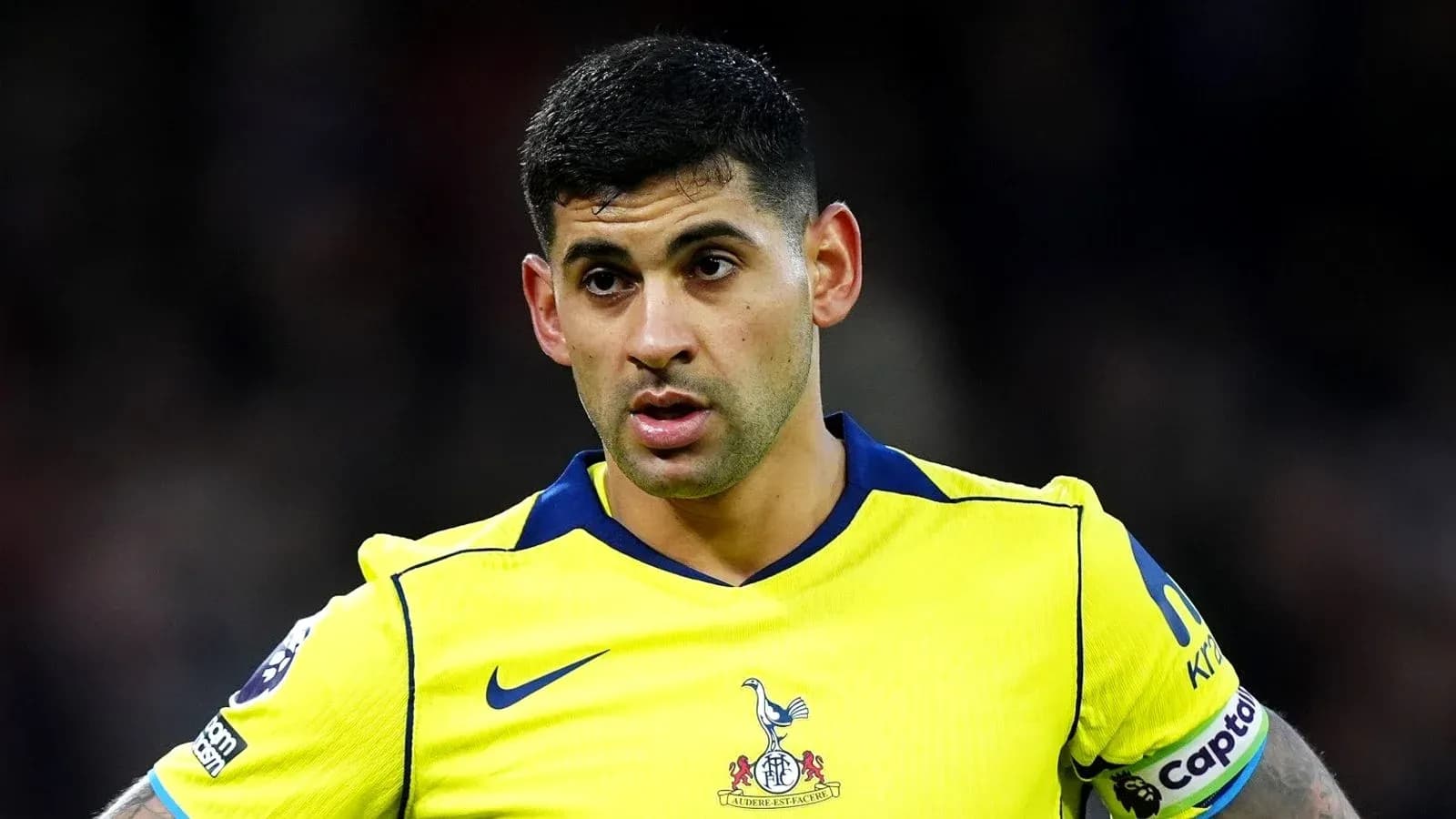 Futbolchi o'yin paytida jamoa formasida