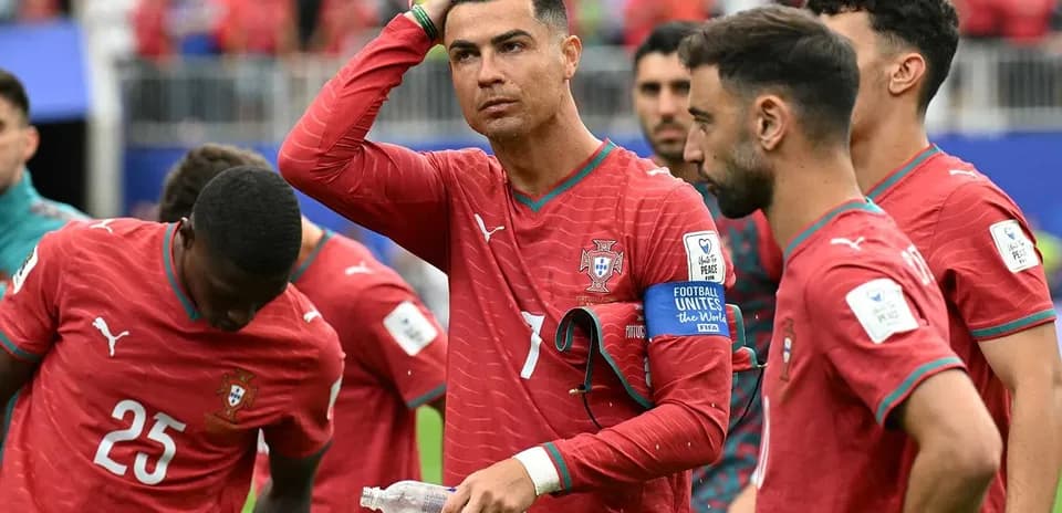 Portugaliya futbolchilari o'yin davomida yig'ilgan