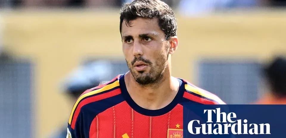 Futbolchi Ispaniya formasida o'yin maydonida