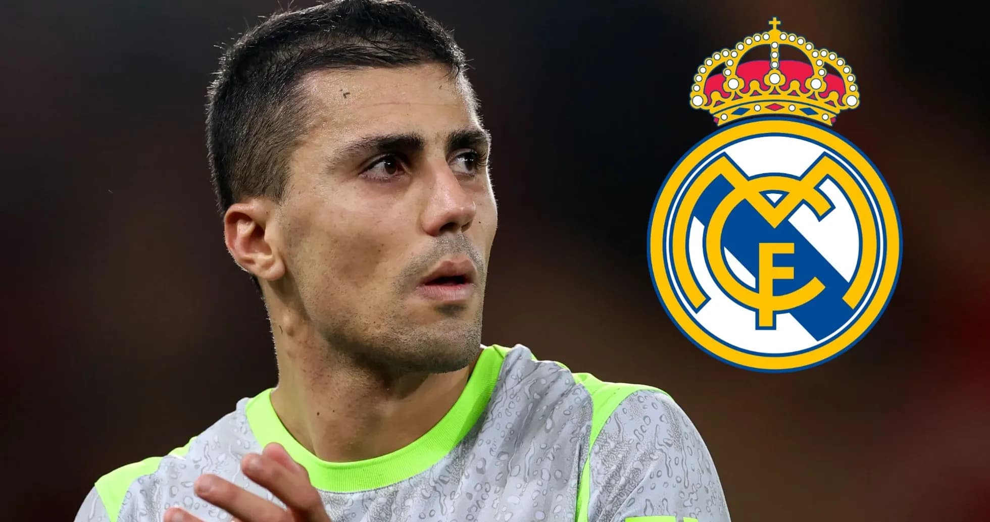 Futbolchi Real Madrid logosi bilan maydonda