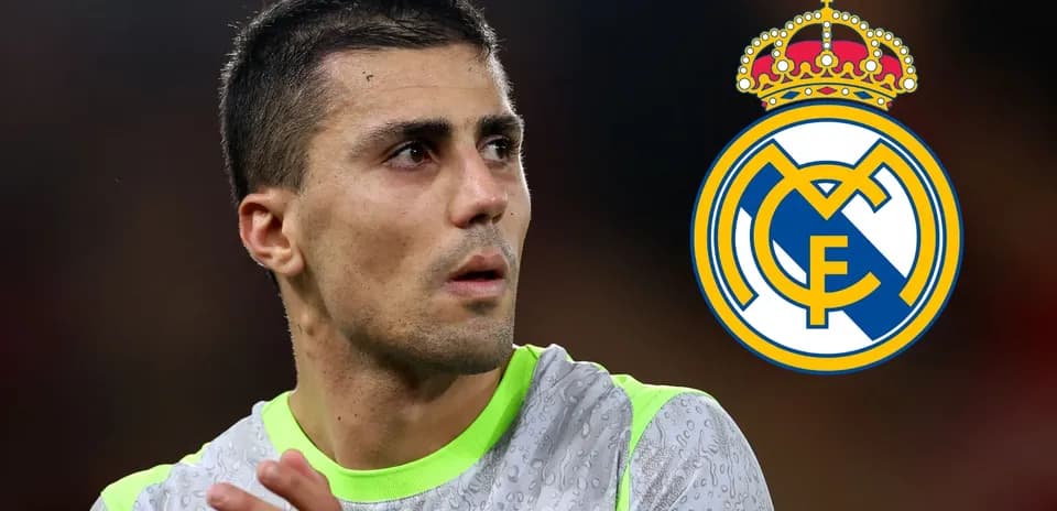 Futbolchi Real Madrid logosi bilan maydonda