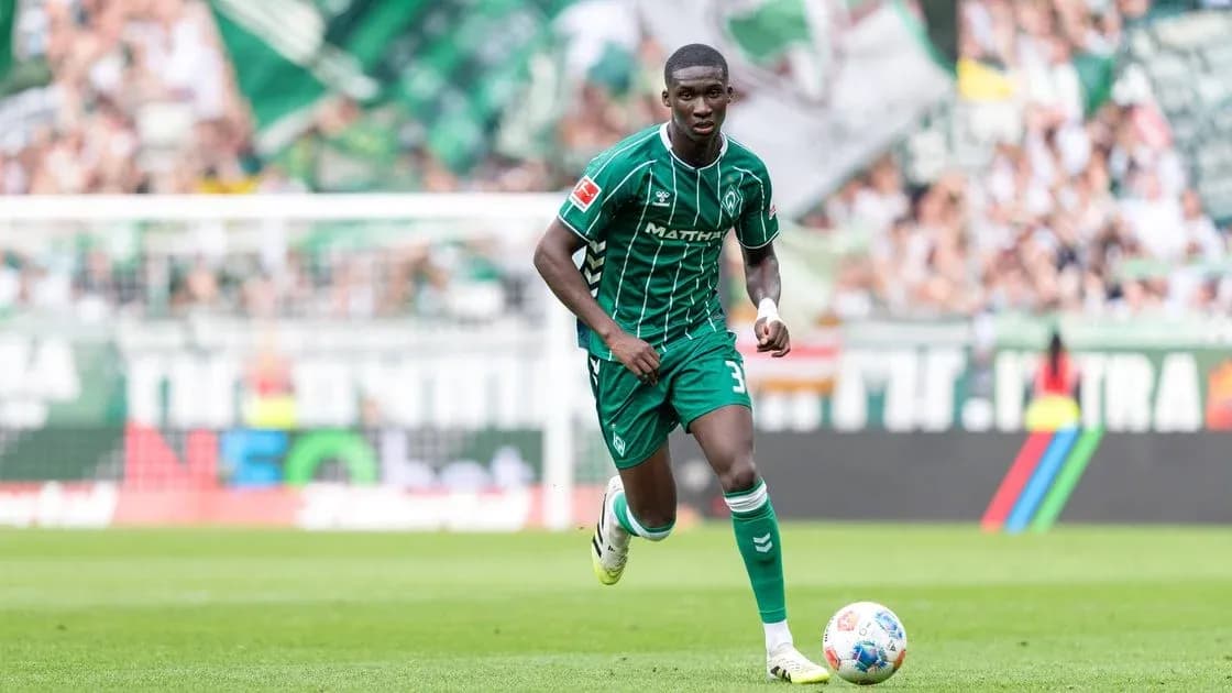 Futbolchi maydonda to'p bilan harakatda
