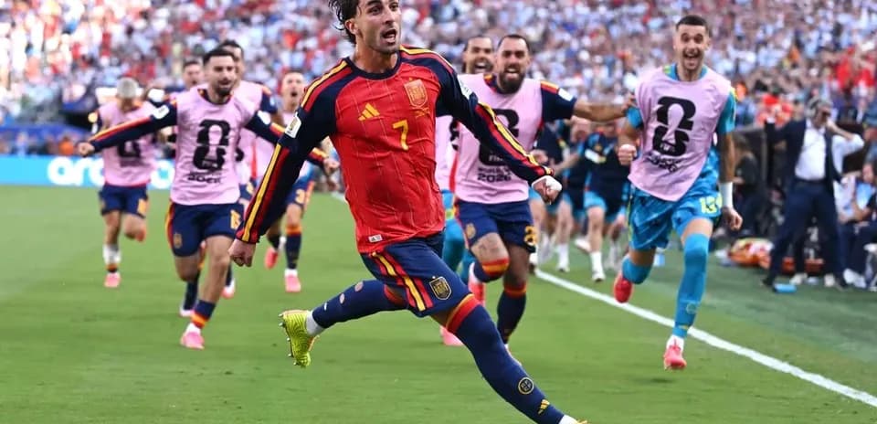 Ispaniya futbolchisi goli bilan jamoasi ortidan yugurmoqda