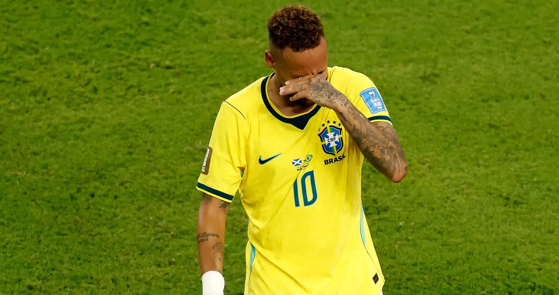 Futbolchi Neymar Braziliya formasida to'xtab turibdi
