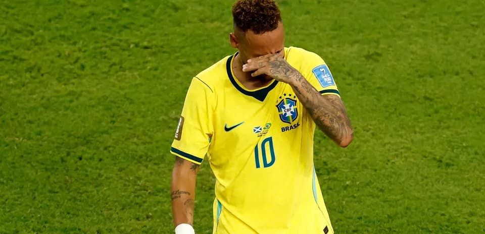 Futbolchi Neymar Braziliya formasida to'xtab turibdi