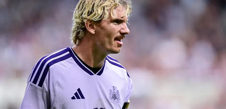Futbolchi maydonda o'yin davomida pozitsiyada
