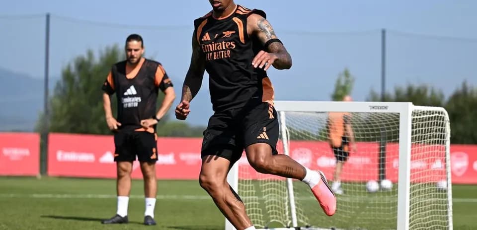 Futbolchi to'pni ushlayotgan mashg'ulotda