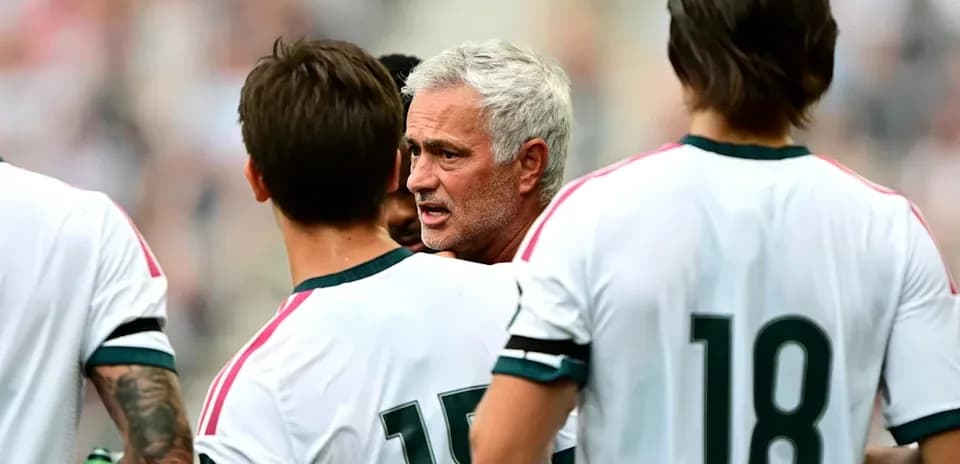 Mourinho discussing strategy with players during match
