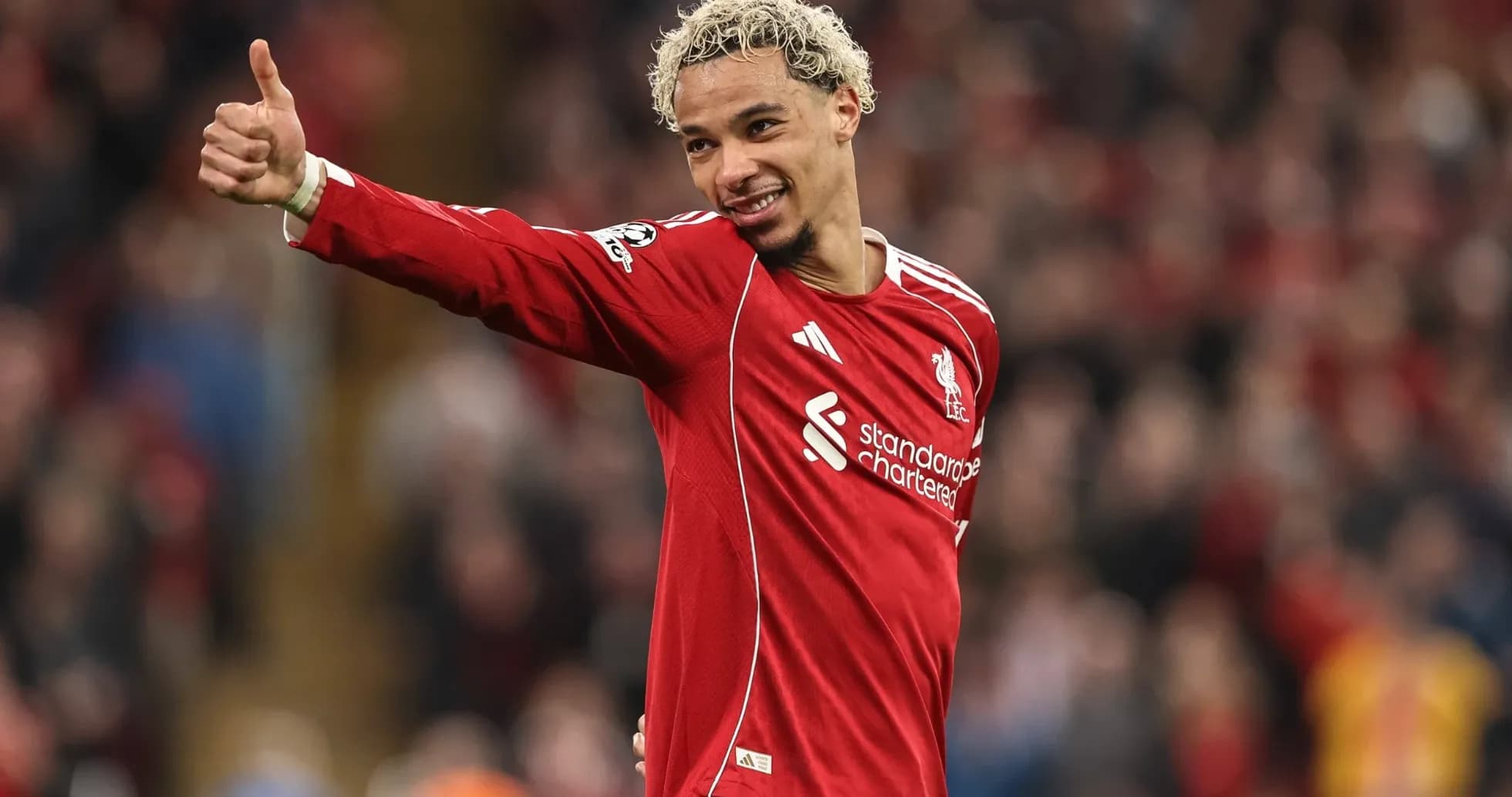 Futbolchi Liverpool formasi bilan maydonda kulgili