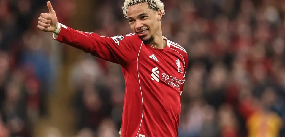 Futbolchi Liverpool formasi bilan maydonda kulgili