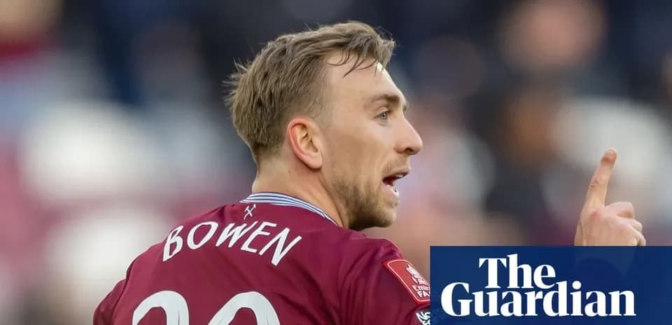 Futbolchi Bowen maydonga ishora berayotgan