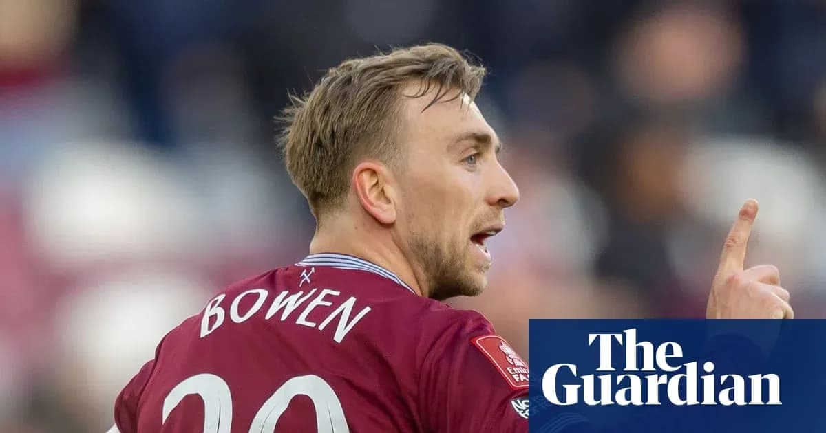 Futbolchi Bowen maydonga ishora berayotgan