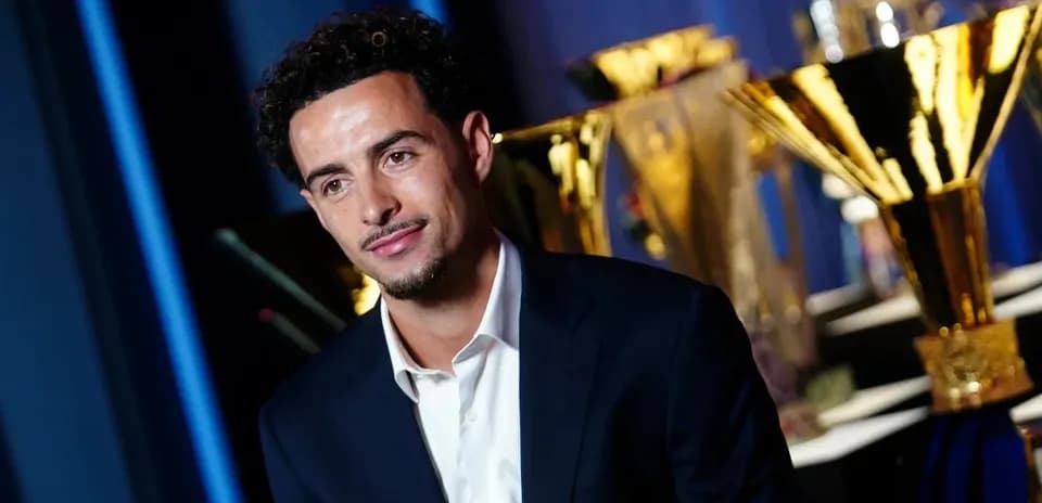 Kishi orqa fondida mukofotlar bilan yigit