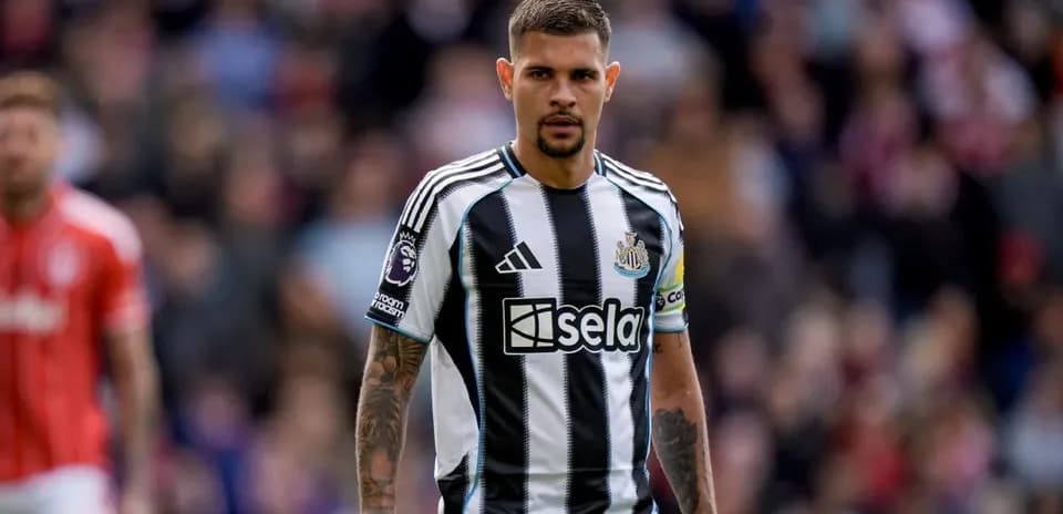 Futbolchi maydonda Newcastle formasi bilan