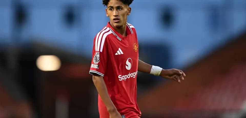 Futbolchi Manchester United formasi bilan maydonda