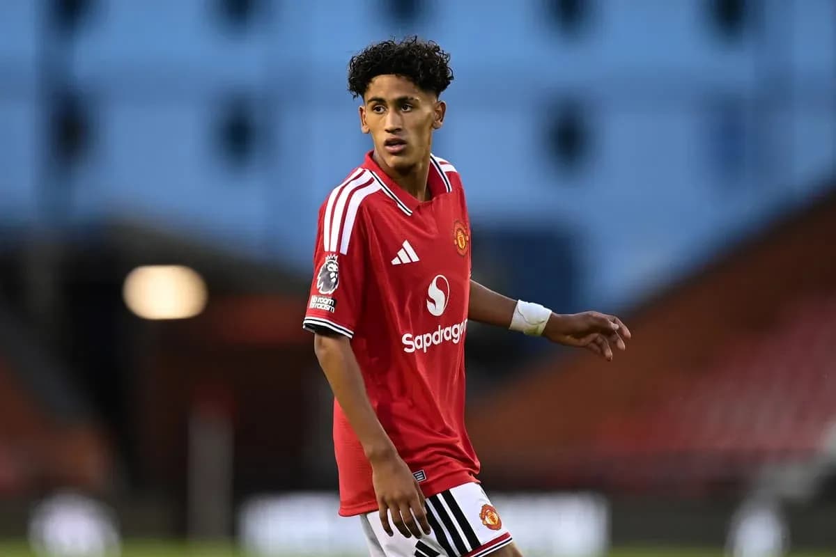 Futbolchi Manchester United formasi bilan maydonda