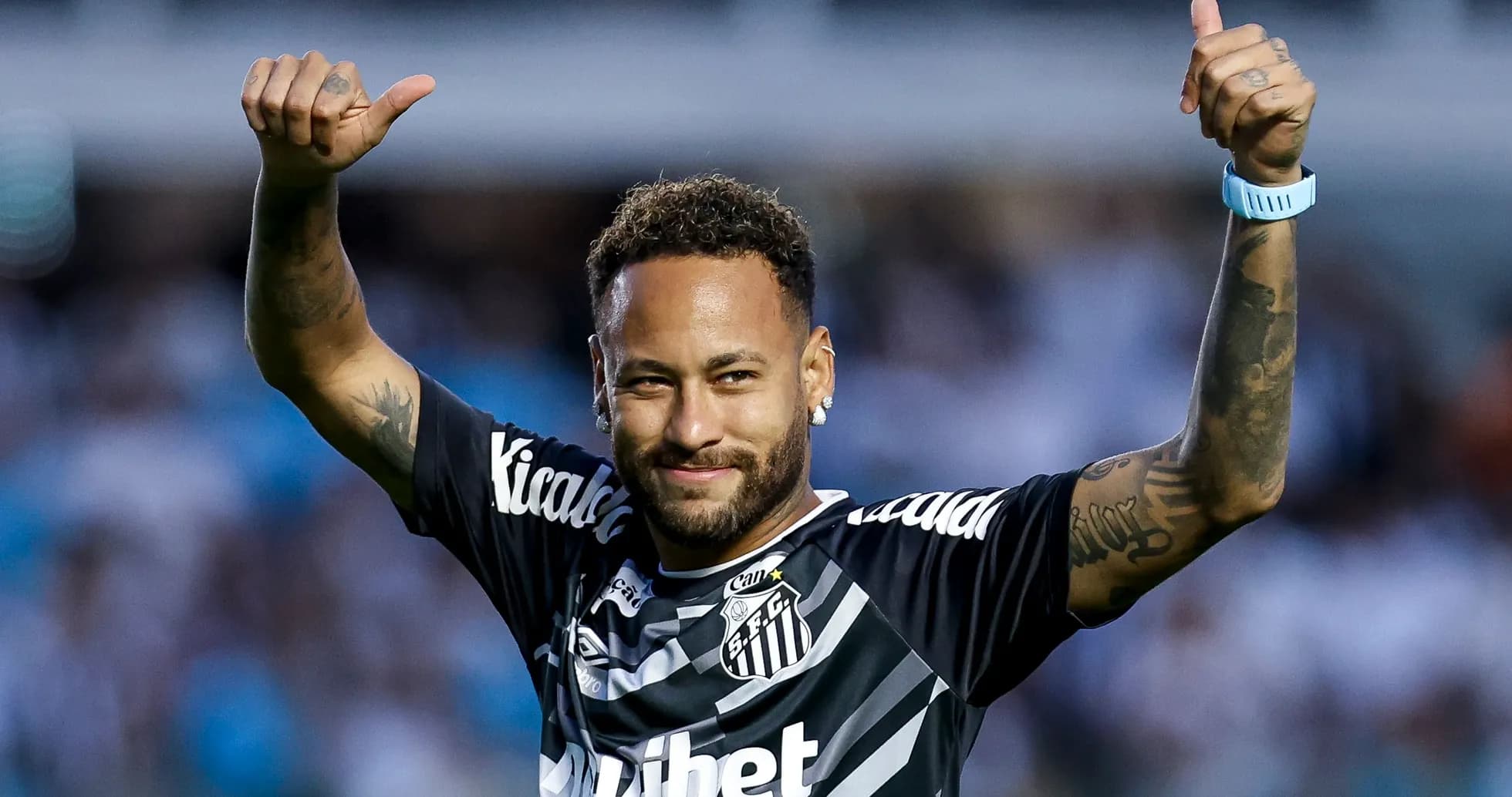 Futbolchi Neymarning stadionda qo'l ko'tarishi