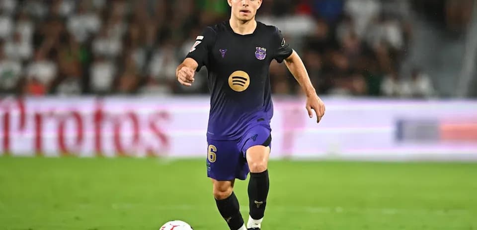 Futbolchi to'pni haydash bilan maydonda yurmoqda