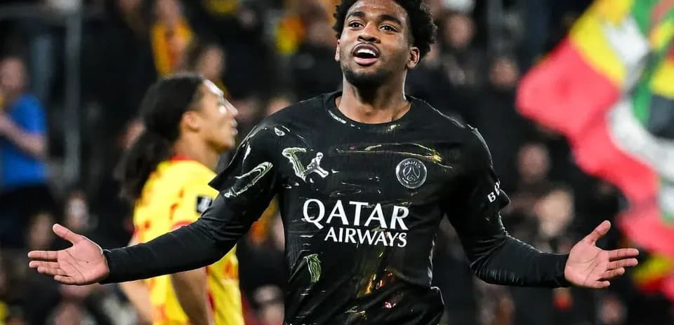 Futbolchi gol urib, qo'llarini ochib turibdi