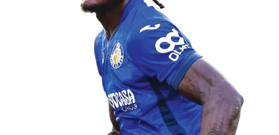 Futbolchi ko'k forma kiygan harakatda
