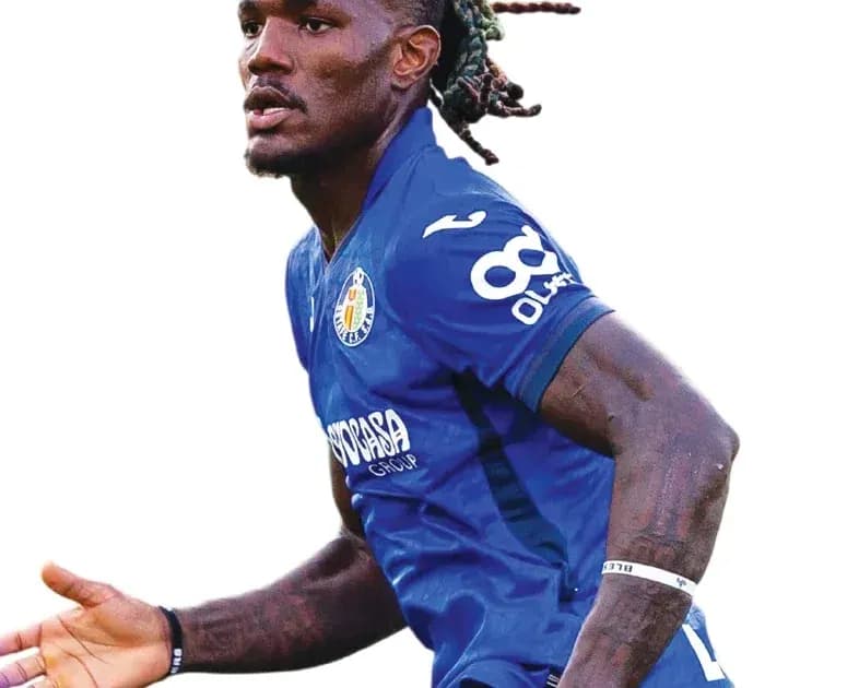 Futbolchi ko'k forma kiygan harakatda